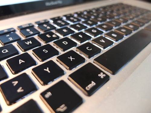 how-to-clean-macbook-pro-keyboard-grease