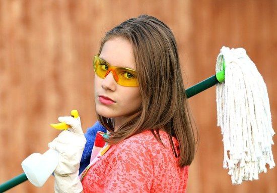 cleaning-hardwood-floors-with-windex