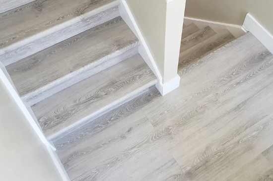 vinyl-flooring-on-stairs