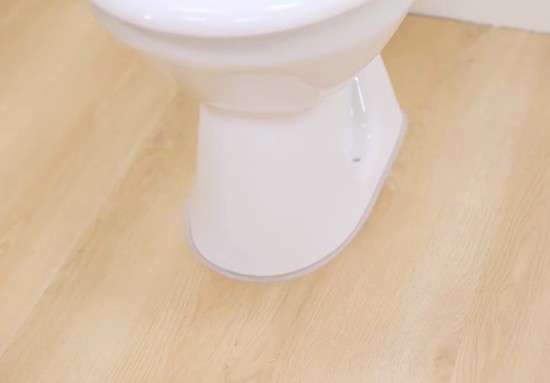 cutting-vinyl-tile-around-toilet